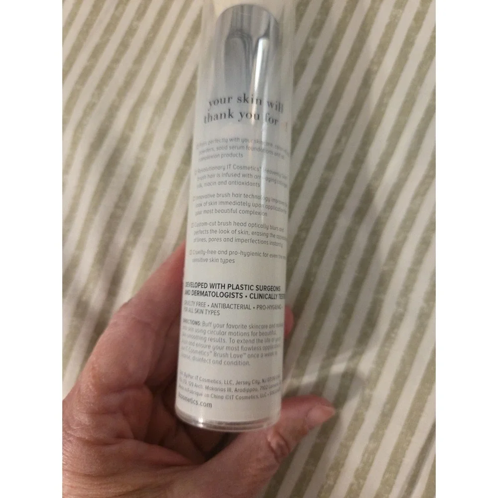 IT Cosmetics Heavenly Skin Skin-Smoothing‎ Complexion Brush Sealed No 704